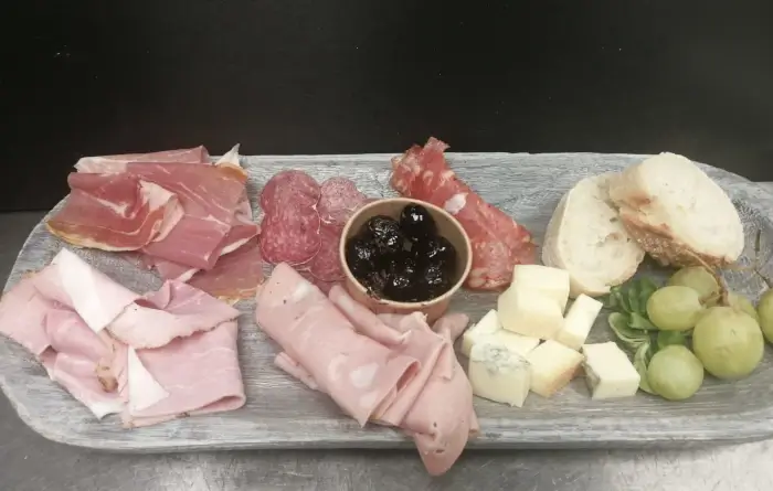 Plateaux Charcuterie-fromage servis à Mèze au Mélie's