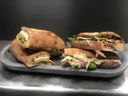 panuozzo au jambon de bayonne et fromage , ingrédients italien et francais