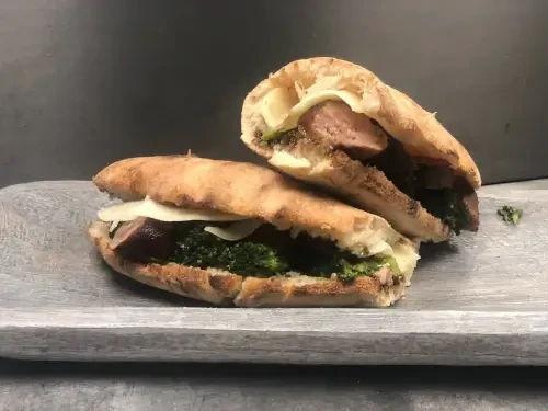 panuozzo avec brocolis et saucisse de Toulouse, cuisiné au street food italien à Mèze